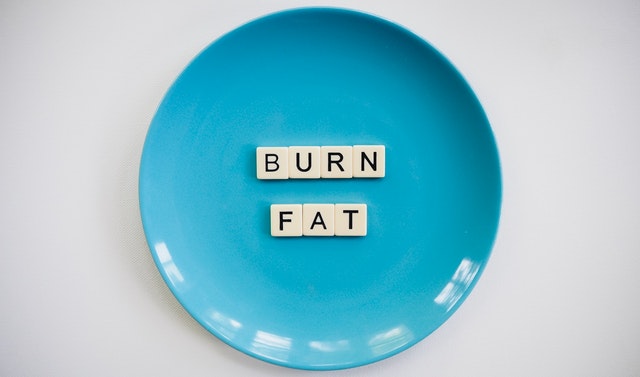 Modrý tanier s nápisom „spáľte tuk“