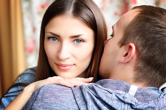 Žena s modrými očami objíma muža v modrom tričku.jpg